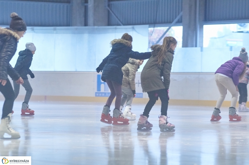 Kori oktatás a Városi Jégpályán - fotó Szarka Lajos