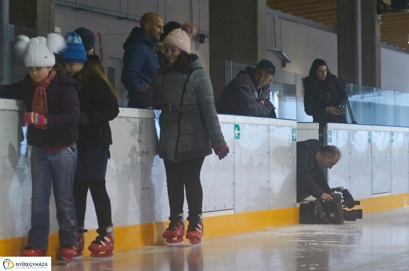 Kori oktatás a Városi Jégpályán - fotó Szarka Lajos