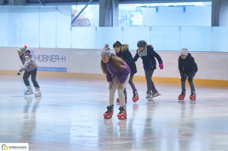 Kori oktatás a Városi Jégpályán - fotó Szarka Lajos