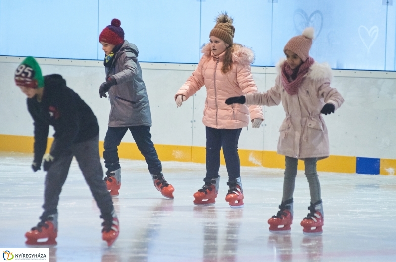 Kori oktatás a Városi Jégpályán - fotó Szarka Lajos