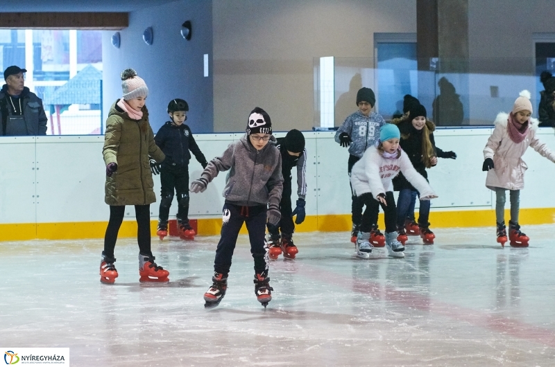 Kori oktatás a Városi Jégpályán - fotó Szarka Lajos