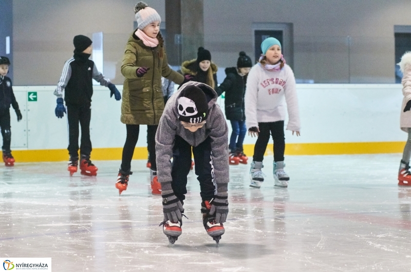 Kori oktatás a Városi Jégpályán - fotó Szarka Lajos