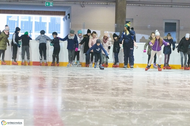 Kori oktatás a Városi Jégpályán - fotó Szarka Lajos