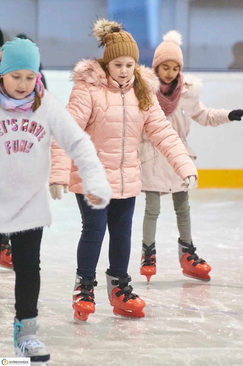 Kori oktatás a Városi Jégpályán - fotó Szarka Lajos