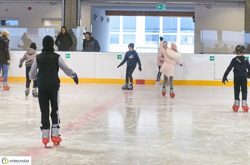 Kori oktatás a Városi Jégpályán - fotó Szarka Lajos