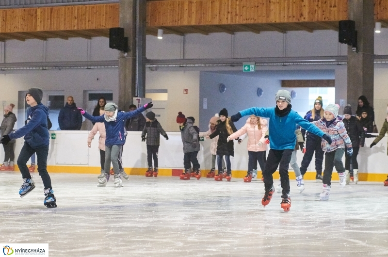 Kori oktatás a Városi Jégpályán - fotó Szarka Lajos