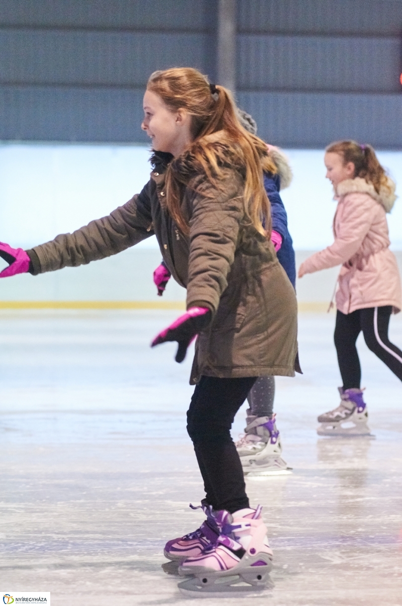 Kori oktatás a Városi Jégpályán - fotó Szarka Lajos