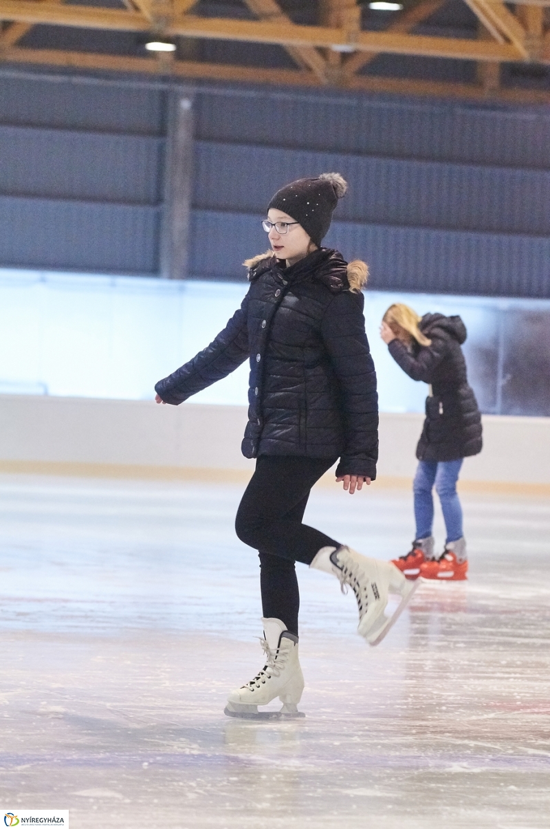 Kori oktatás a Városi Jégpályán - fotó Szarka Lajos