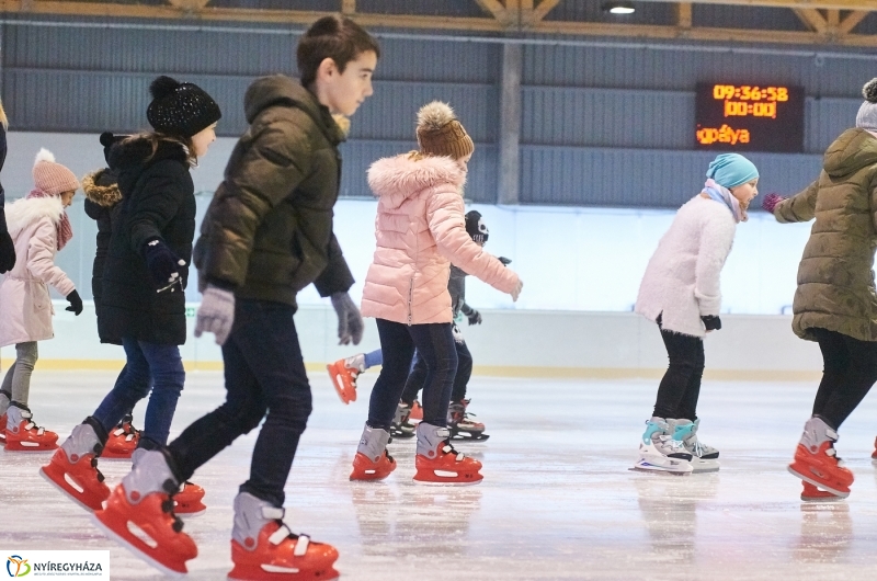 Kori oktatás a Városi Jégpályán - fotó Szarka Lajos