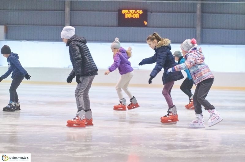 Kori oktatás a Városi Jégpályán - fotó Szarka Lajos