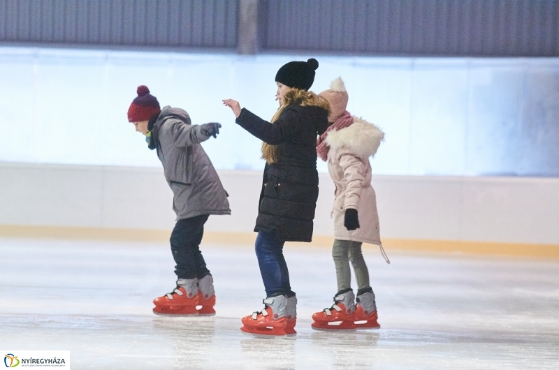 Kori oktatás a Városi Jégpályán - fotó Szarka Lajos