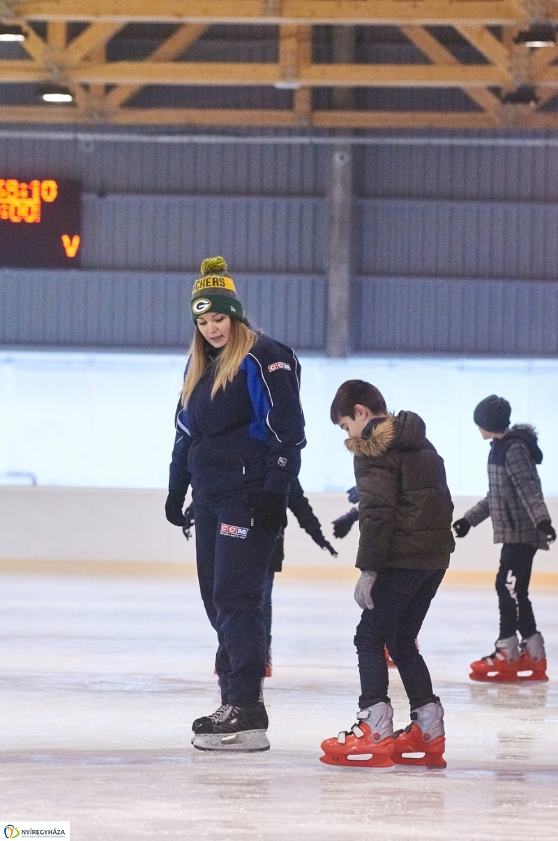 Kori oktatás a Városi Jégpályán - fotó Szarka Lajos