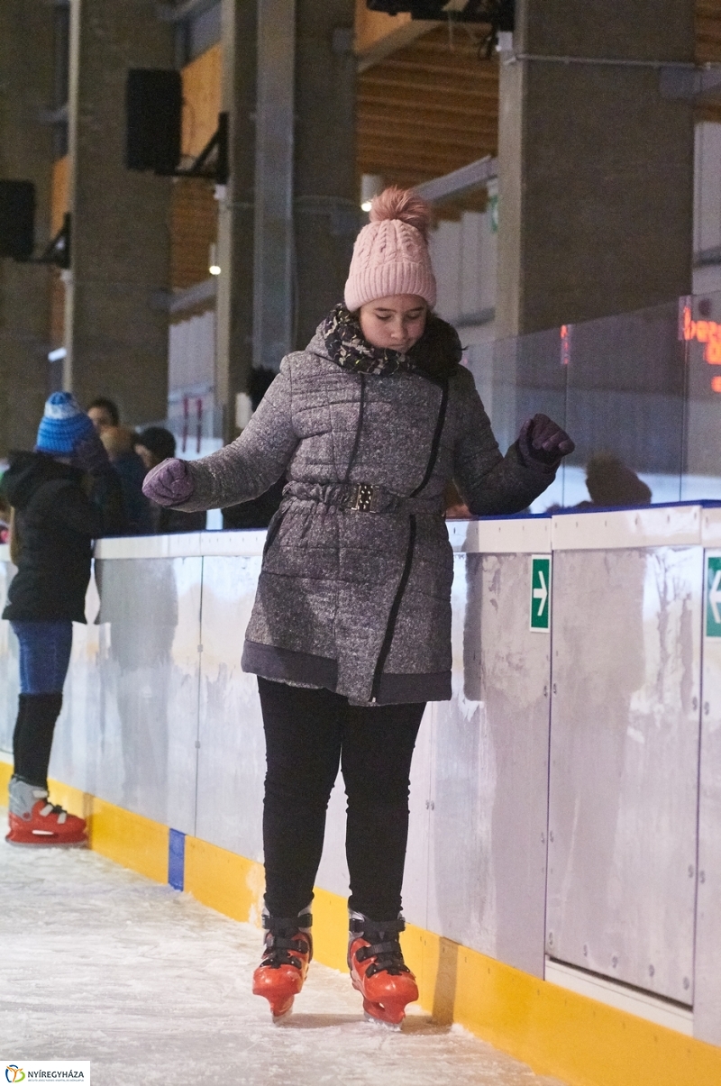 Kori oktatás a Városi Jégpályán - fotó Szarka Lajos