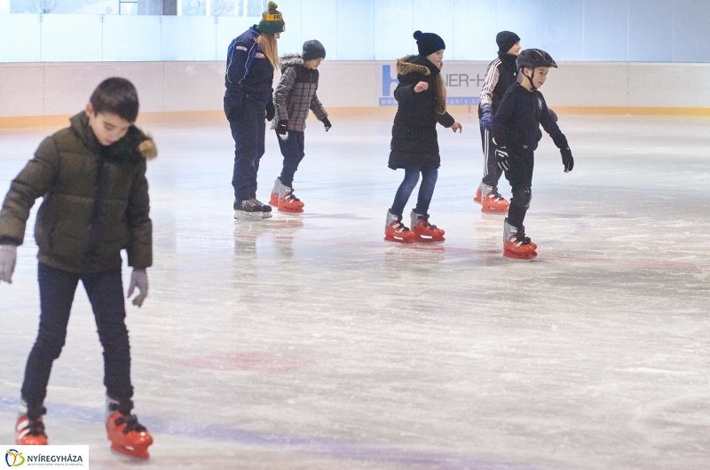 Kori oktatás a Városi Jégpályán - fotó Szarka Lajos