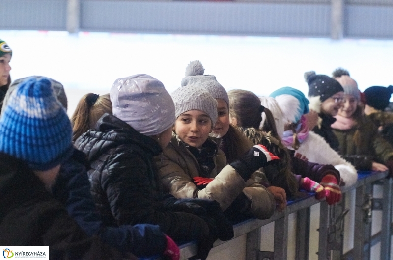 Kori oktatás a Városi Jégpályán - fotó Szarka Lajos