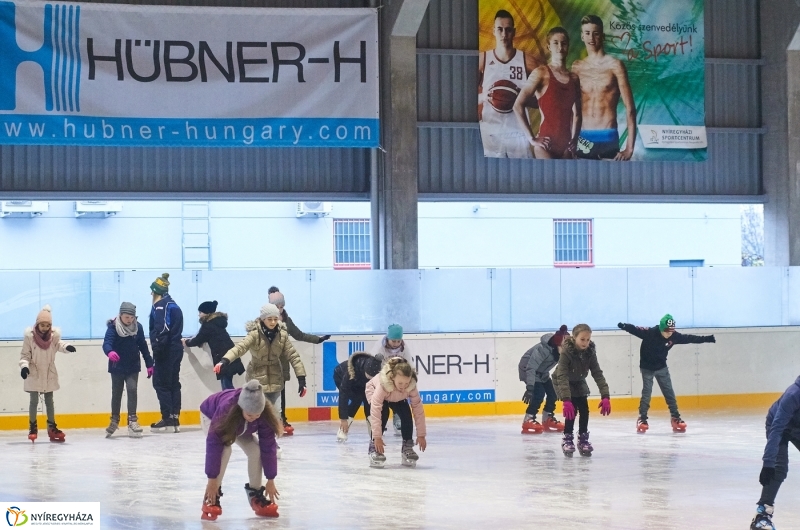 Kori oktatás a Városi Jégpályán - fotó Szarka Lajos