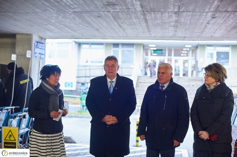 Betegszállító tolókocsik átadása - fotó Szarka Lajos