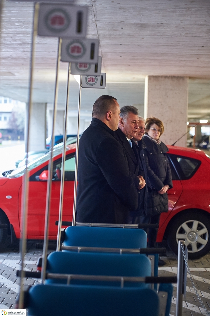 Betegszállító tolókocsik átadása - fotó Szarka Lajos