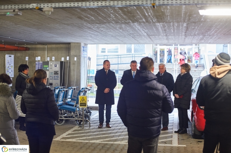 Betegszállító tolókocsik átadása - fotó Szarka Lajos