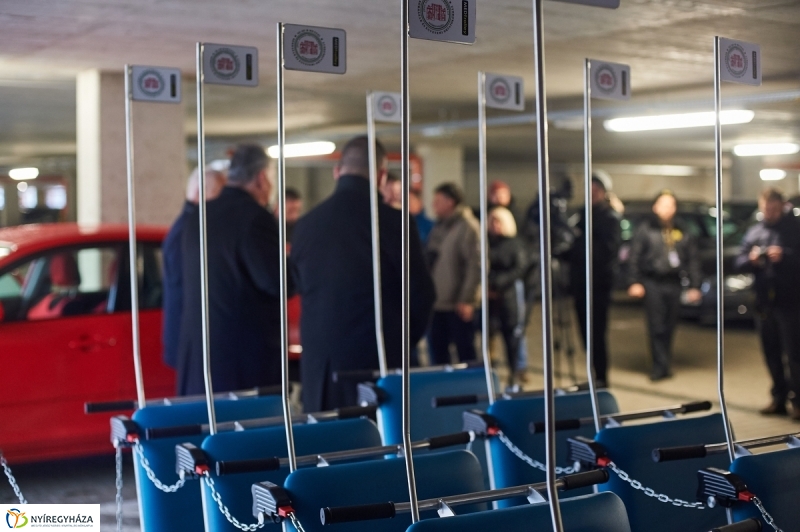 Betegszállító tolókocsik átadása - fotó Szarka Lajos