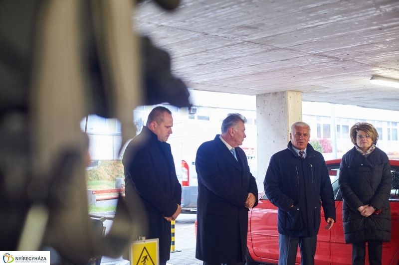 Betegszállító tolókocsik átadása - fotó Szarka Lajos