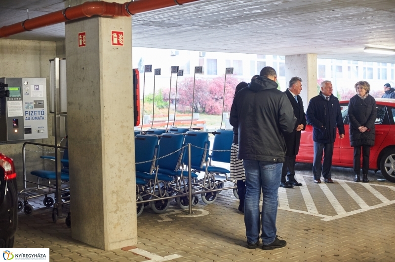 Betegszállító tolókocsik átadása - fotó Szarka Lajos