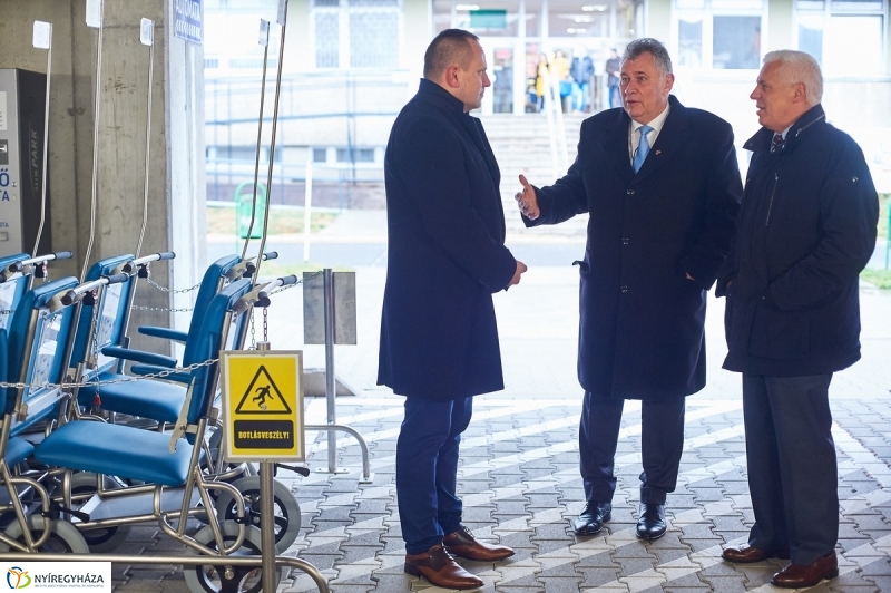 Betegszállító tolókocsik átadása - fotó Szarka Lajos