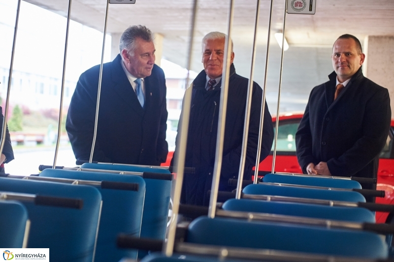 Betegszállító tolókocsik átadása - fotó Szarka Lajos