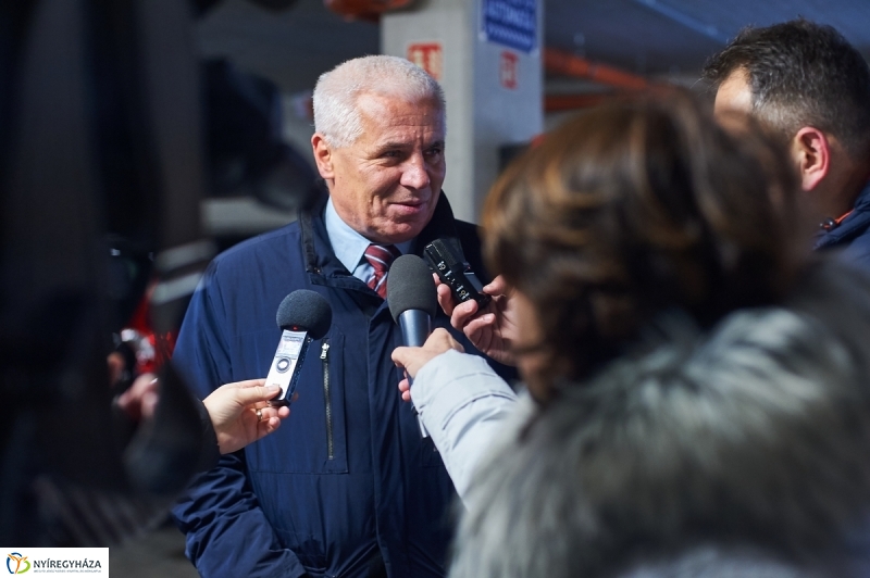 Betegszállító tolókocsik átadása - fotó Szarka Lajos