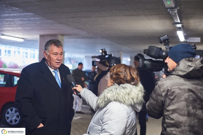 Betegszállító tolókocsik átadása - fotó Szarka Lajos