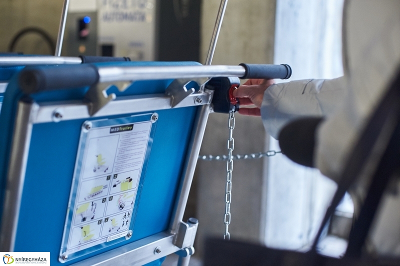 Betegszállító tolókocsik átadása - fotó Szarka Lajos