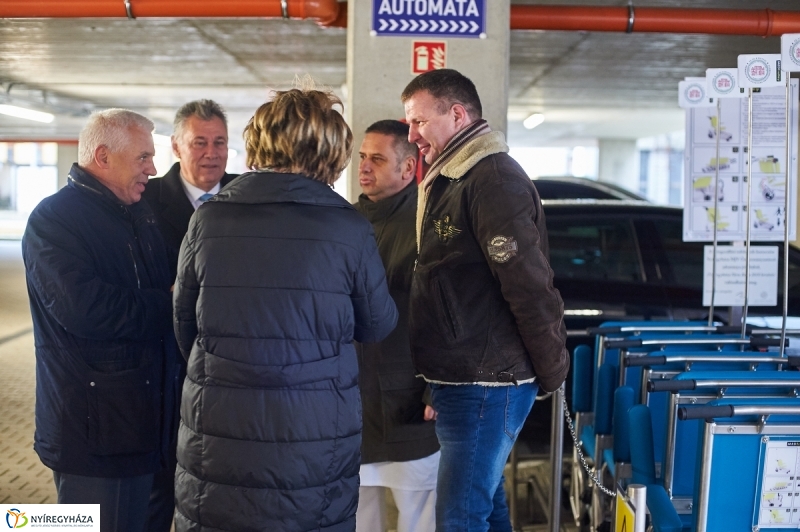 Betegszállító tolókocsik átadása - fotó Szarka Lajos