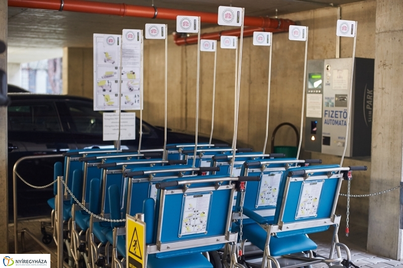 Betegszállító tolókocsik átadása - fotó Szarka Lajos