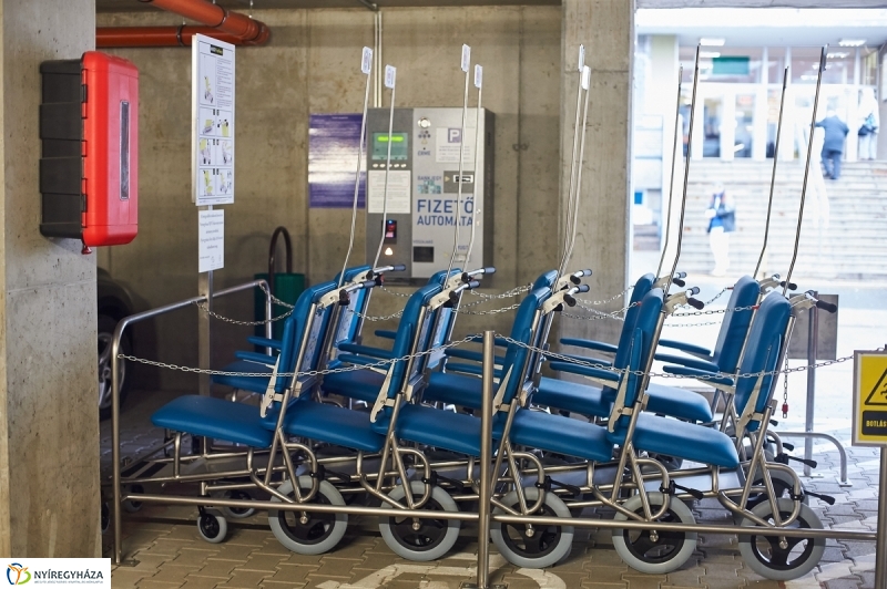 Betegszállító tolókocsik átadása - fotó Szarka Lajos