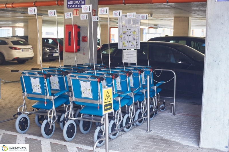 Betegszállító tolókocsik átadása - fotó Szarka Lajos