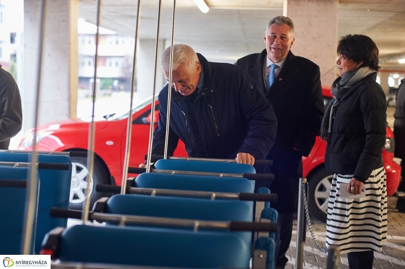 Betegszállító tolókocsik átadása - fotó Szarka Lajos