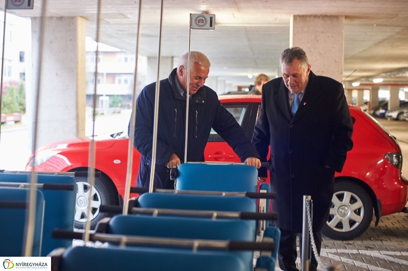 Betegszállító tolókocsik átadása - fotó Szarka Lajos