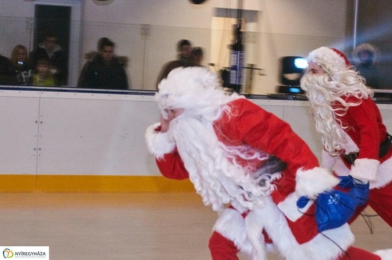 Mikulás a jégpályán