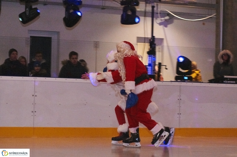 Mikulás a jégpályán