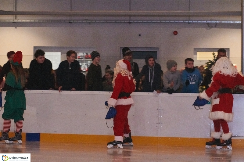 Mikulás a jégpályán