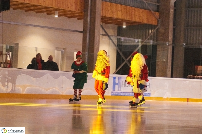 Mikulás a jégpályán
