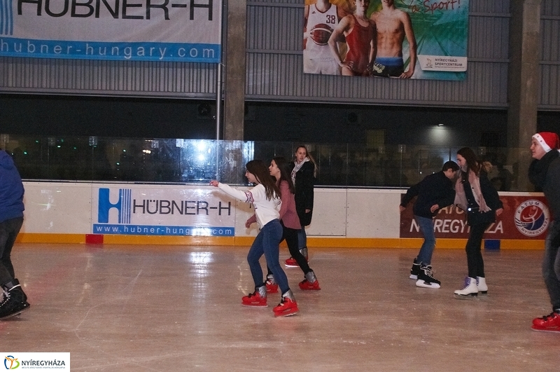 Mikulás a jégpályán