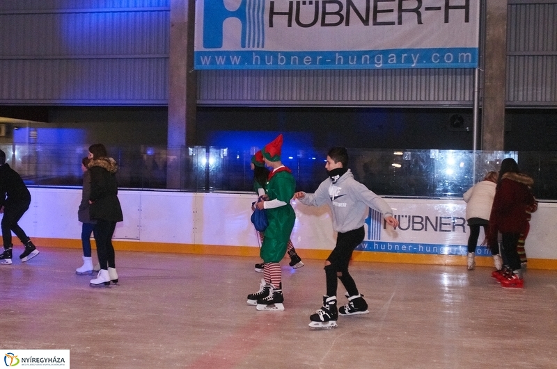 Mikulás a jégpályán