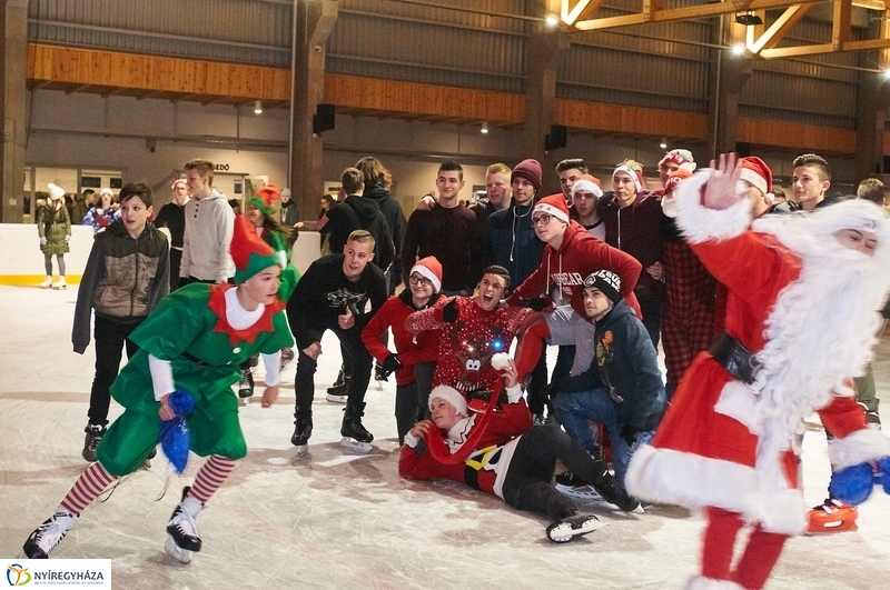 Mikulás a jégpályán