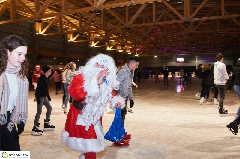 Mikulás a jégpályán