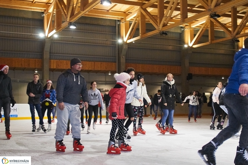 Mikulás a jégpályán
