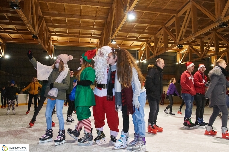 Mikulás a jégpályán