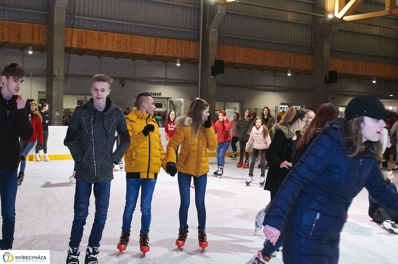 Mikulás a jégpályán
