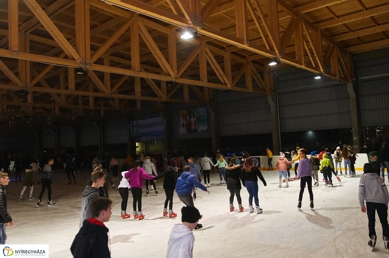 Mikulás a jégpályán