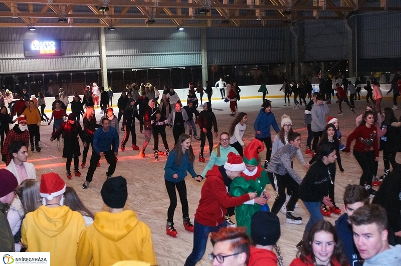Mikulás a jégpályán